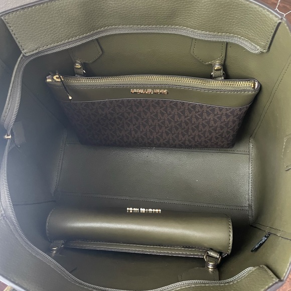 Michael Kors Handbags - Michael Kors Kimberly 3 in 1 Crossbody Tote